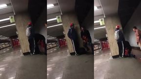 fiz pegacao na plataforma do metro em publico