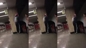 fiz pegacao na plataforma do metro em publico