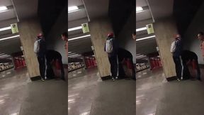 fiz pegacao na plataforma do metro em publico