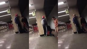 fiz pegacao na plataforma do metro em publico