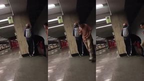 fiz pegacao na plataforma do metro em publico