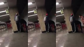 fiz pegacao na plataforma do metro em publico