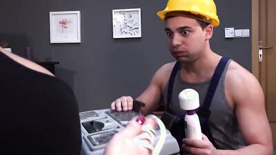 Tattooed MILF Heidi Van Horny is fucked by a horny workman
