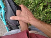🚵Continua Follandose al Sillin De La Bici Con Su Gran Polla y Se Corre en El