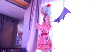 Cosplayerka Sweet Devil Miku zostaje ruchana palcami przez dwóch zamaskowanych mężczyzn