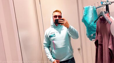 Casual sex in the fitting room with the sales clerk