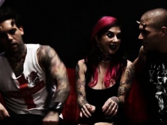 Tattooed goth double stuffed in twat and ass by band members
