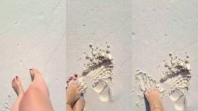 se frotte dans le sable