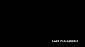 **VÍDEO COMPLETO PARA FANS** ¡Hola NiñosPoller! En este vídeo, podéis ver a la TETONA Lola Emme preparando su coño y culito para mi ESTACA. Despúes de ver mi polla decidió masturbarse para abrírselo…