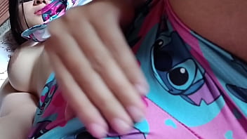 CHICA SE QUITA LA ROPA DELANTE DE SU PADRASTRO