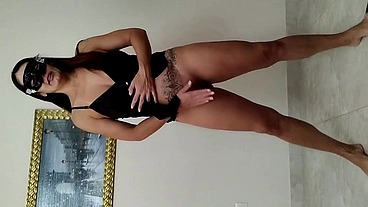Minha mãe é muito gostosa e ela deixou eu bater uma punheta olhando ela pelada