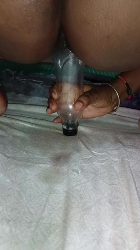 Bhabhi Ne apne hathon chut me botal dal diya