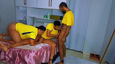 CHAMEI OS AMIGOS QUE ESTAVA DE SAIDINHA DA CADEIA PRA ASSISTIR O JOGO EM CASA, SO QUE COMO ELES ESTAVAM UM TEMPO LA DENTRO QUIS SE ALIVIAR ANTES