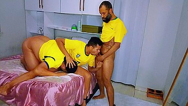 CHAMEI OS AMIGOS QUE ESTAVA DE SAIDINHA DA CADEIA PRA ASSISTIR O JOGO EM CASA, SO QUE COMO ELES ESTAVAM UM TEMPO LA DENTRO QUIS SE ALIVIAR ANTES