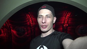 deux mecs pornstars baisent sans capote en backroom de darkland à berlin