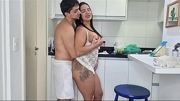 Milf faz sexo na cozinha .