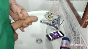 DR PUSSY2 - Jardineiro descobre iPhone da patroa e vai se masturbar no banheiro depois de descobrir a sua p&aacute_gina no Xv&iacute_deos, enquanto ela lava a lou&ccedil_a na cozinha