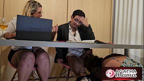 Agatha Mama em: Sexo no escrit&oacute_rio de baixo da mesa - Gr&aacute_tis