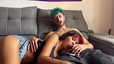 Assistindo TV com minha meia-irmã... e ela acaba chupando meu pau.