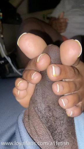 Honeyvee outside her moms footjob