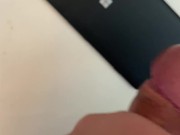 POV me MASTURBE y llené de SEMEN el teléfono de mi PADRASTRO