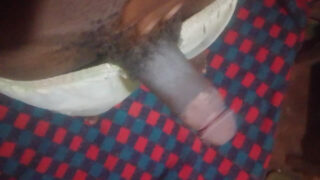 Szőrös fiatal fekete srác hatalmas faszával kézimunkázik, mielőtt bareback anális dugást kap