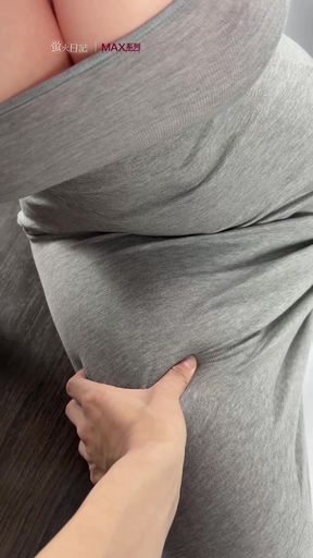 Big-titted Onlyfan shows off her round ass