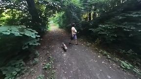 je me deshabille dans un parc et continue ma ballade toute nue
