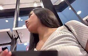 Omg me atraparon en el probador de la tienda haciendo squirt, corriendose en todos lados