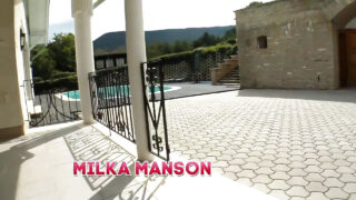 라우로 지오토는 밀카 맨슨과 밀카의 꽉 조이는 엉덩이에 깊숙이 삽입하여 폭발적인 오르가즘을 선사한다