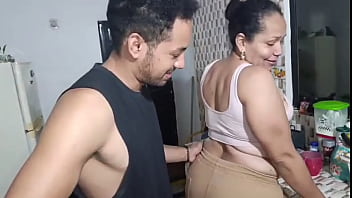 soy infiel mi novia con mi suegra y ella termin&oacute_ haci&eacute_ndome una mamada y le follo su rico co&ntilde_o apretado