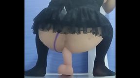 Transexual caliente se mete un gran consolador en el culo