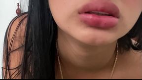Chica sola masturbandose en cama ajena de su mejor amiga