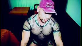 Hombre varonil es puesto en castidad como puta marica