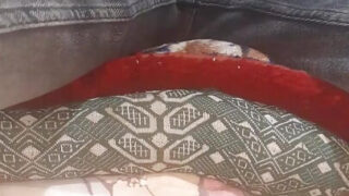 İnce yapılı, kıllı, iri penisli Fransız erkekler birbirlerini okşuyor ve korunmasız bir şekilde ilişkiye giriyorlar.