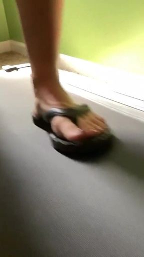 Feet in Flip Flops on the Treadmill - Ivys Feet