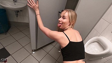 Cucki muss zusehen: Sirena Sweet lässt sich auf der Männertoilette von Egon Kowalski abfüllen! POV-demütigung Pur!
