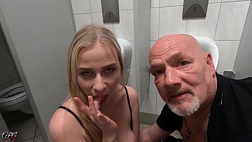 Cucki muss zusehen: Sirena Sweet lässt sich auf der Männertoilette von Egon Kowalski abfüllen! POV-demütigung Pur!