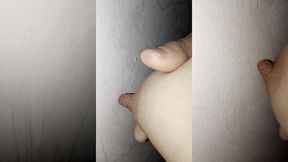 spruzza latte sul muro