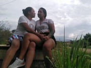 acariciando nuestros coños en el parque