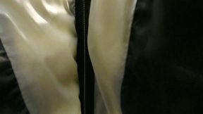 Play with the zipper of the coat MP4 HD 720p