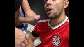 Safado dentro do box do banheiro do club fez oral em tr&ecirc_s machos roludos.