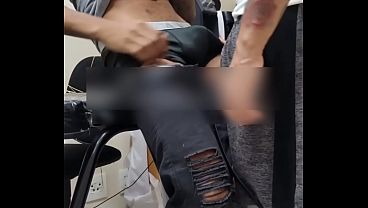 Os dois se apalpando ao mesmo tempo por cima da roupa