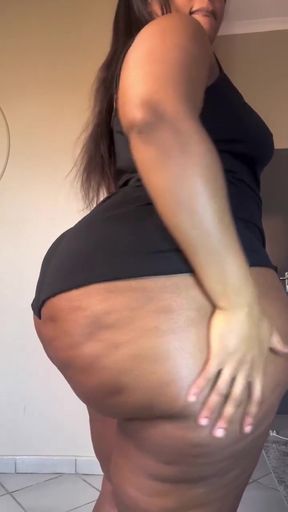 Plump South African SSBW plays with her big round booty