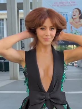 Busty babe shows off her sideboob