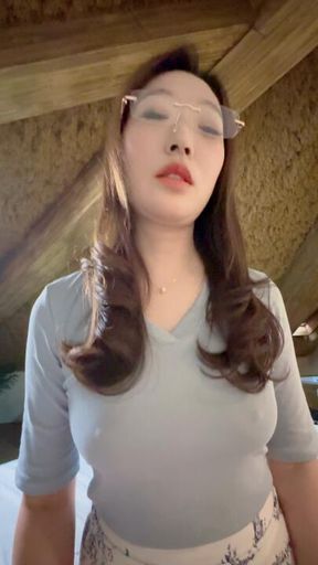 Today’s outfit features the timeless beauty of blue-and-white porcelain patterns