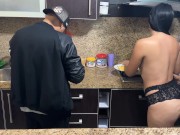 Pareja de Casados Cocinando Para el Jefe Pero la Esposa Debe Pagar la Deuda Siendo la Puta del Jefe