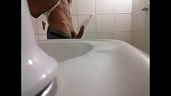 Batendo uma no banheiro