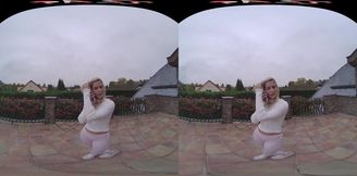 Candee Licious in VR: Watch This Playful Blonde Explore New Pleasures!