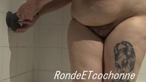 une bonne douche avec une bite blackune bonne douche avec un god black! gratuit...